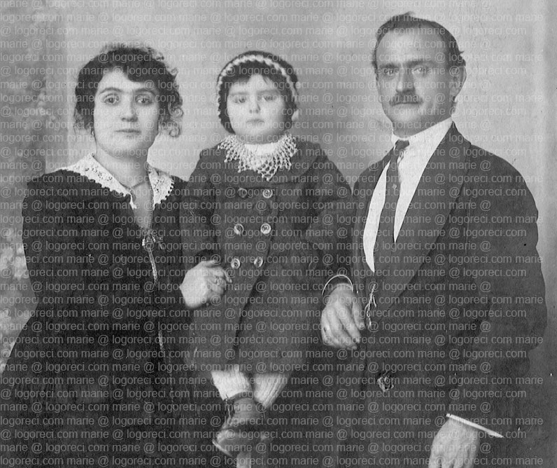 Maria në moshën 3-vjeçare, mes prindërve, Roza dhe Palokë Çurçija